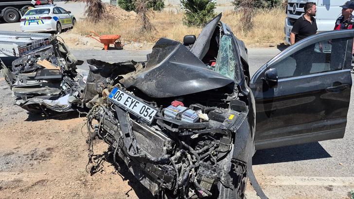 TIR'a arkadan çarpan otomobilin sürücüsü ağır yaralandı