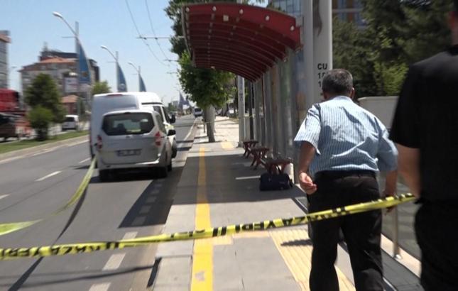 Durakta unutulan çanta fünyeyle patlatılmak üzereyken sahibi koşarak geldi