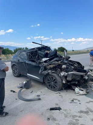 Kamyonetle çarpışan otomobilin sürücüsü yaralandı