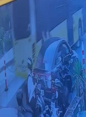Şişli'de özel halk otobüsü yayaya çarptı; kaza kamerada