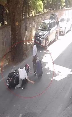 Devrilen motosikletin yayaya çarptığı kaza kamerada