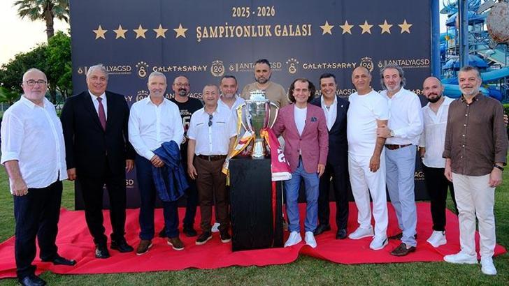 Galatasaray'ın 26'ncı şampiyonluğu Antalya'da kutlandı, Souness çimlere bayrak dikti