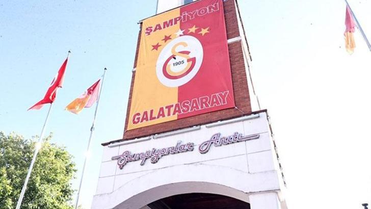 Büyükçekmece Şampiyonlar Anıtı'nda Galatasaray bayrağı göndere çekildi