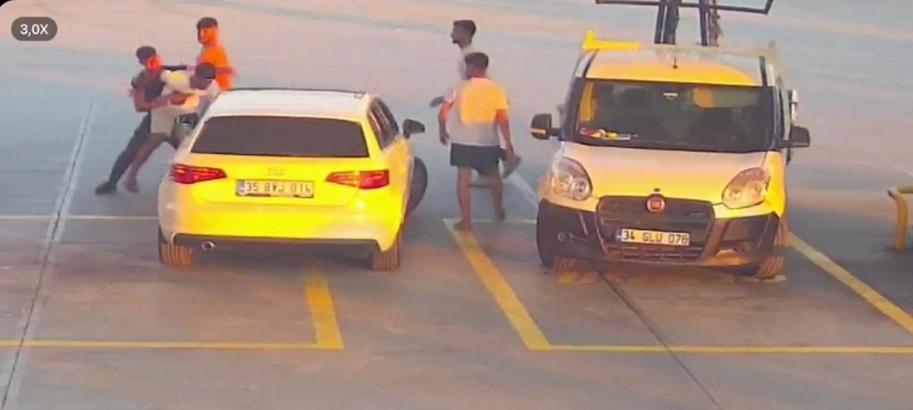Kuşadası'nda yol verme tartışması, akaryakıt istasyonunda kavgaya dönüştü: olay anı kamerada