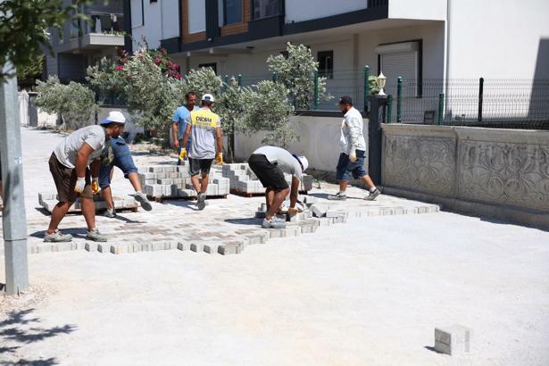 Didim'de iki sokakta yol yapım çalışması