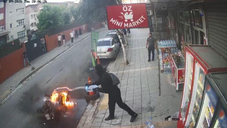 Küçükçekmece'de yanan motosiklete marketin önündeki su bidonlarıyla müdahale kamerada