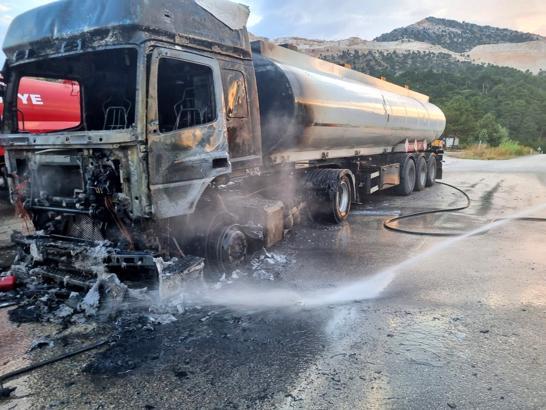 Seyir halindeki tanker yandı