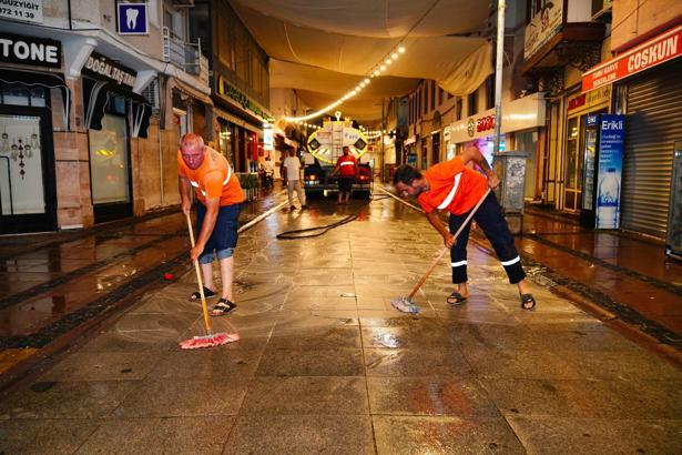 Ayvalık'ta meydan ve caddede köpüklü temizlik