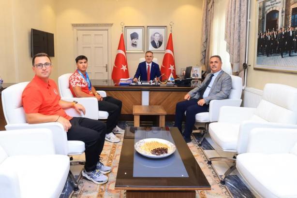 Dünya şampiyonu kanocudan Muğla Valisi Akbıyık'a ziyaret