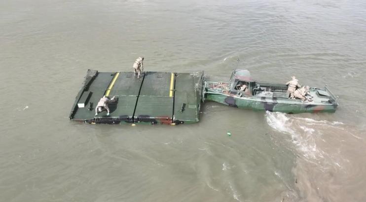 Mehmetçikten Fırat nehri üzerine 240 metrelik yüzer köprü