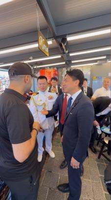 Japonya Savunma Bakanı Shinjiro Koizumi, NATO Zirvesi'nin ardından Eminönü'nde balık ekmek yedi