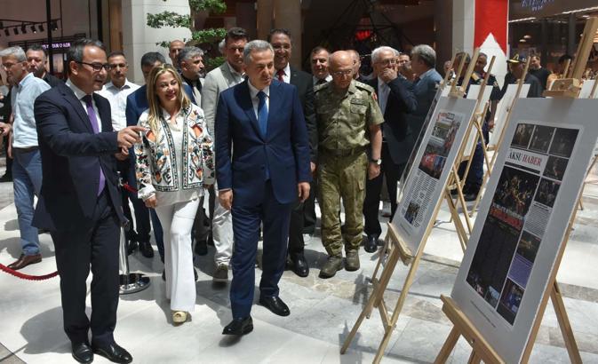 İzmir'de '15 Temmuz Manşetleri Gazetecilik Atölyesi Sergisi' açıldı