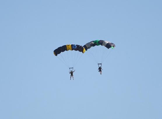 Erzincan'da sporcuların wingsuit e base jump atlayışı nefes kesti