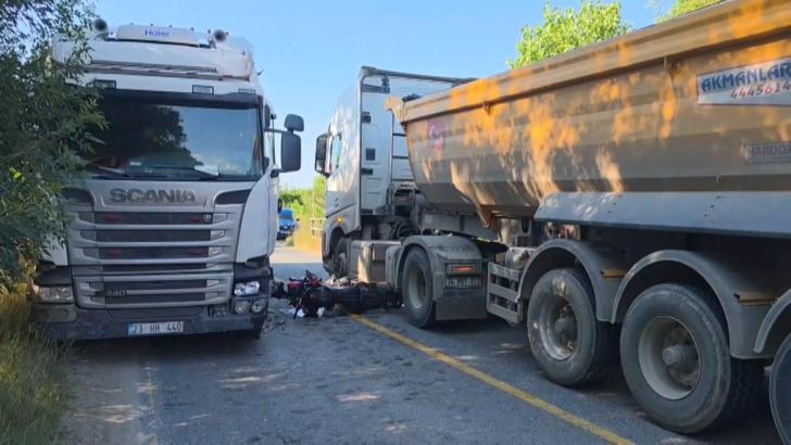 Çatalca'da kamyonların arasında kalan motosiklet sürücüsü ağır yaralandı