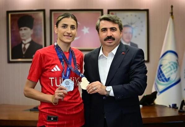 Milli tekvandocu madalya sevincini Yıldırım Belediye Başkanı ile paylaştı