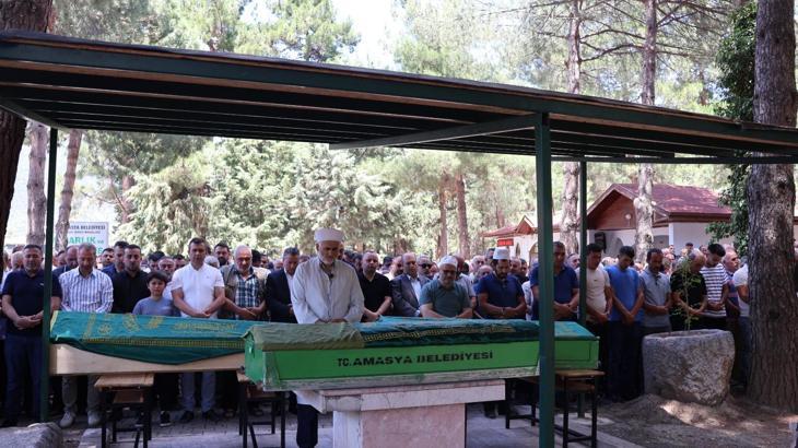 Amasya’daki kazada ölen anne ve 2 oğlu toprağa verildi
