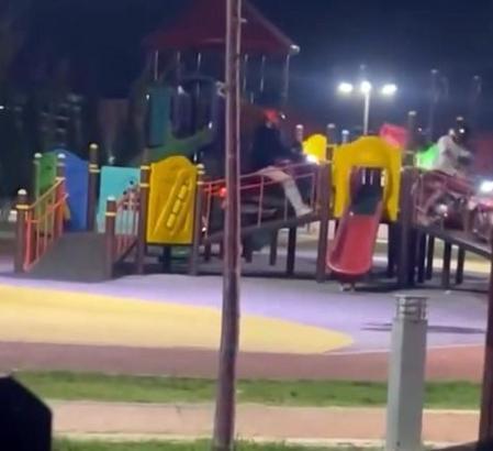 Çocuk parkında, motosikletleriyle oyun grubundaki parkura çıkan 2 kuryeye 146 bin TL ceza