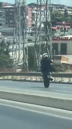 Esenyurt’ta motosikletlinin tek teker üzerinde tehlikeli yolculuğu kamerada
