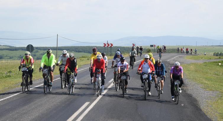 Ardahan'da Bisiklet Festivali’nde bin kişi pedal çevirdi