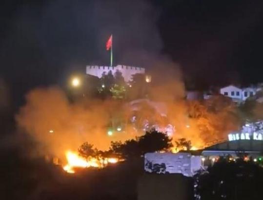 Ankara Kalesi etrafındaki ot yangını söndürüldü