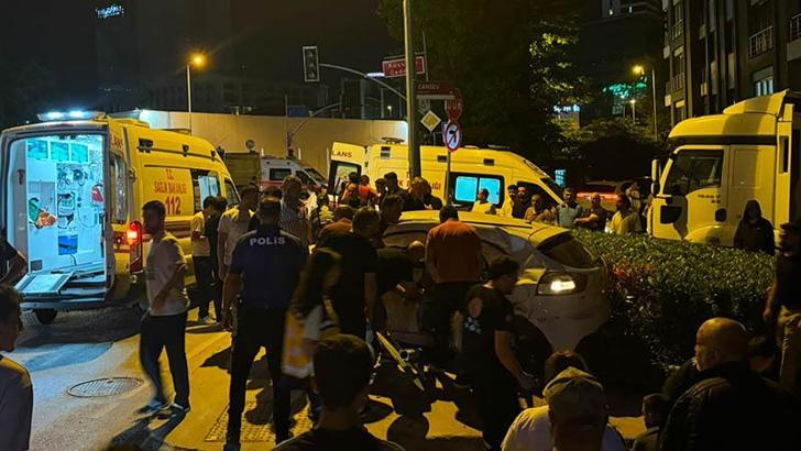 Ümraniye’de hafriyat kamyonu ile otomobil çarpıştı: 1'i ağır 4 yaralı