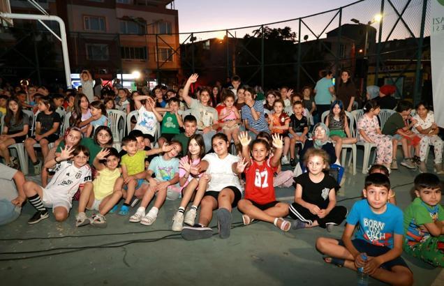 Osmangazi’de yazlık sinema etkinliklerine çocuklardan yoğun ilgi