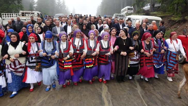 Trabzon'da süslü hayvanlar ve yöresel kıyafetlerle geleneksel yayla göçü
