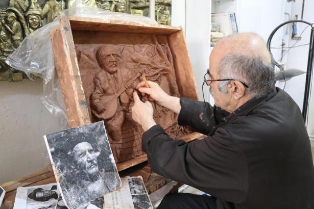 Emekli resim öğretmeninden topluma mesaj veren rölyefler