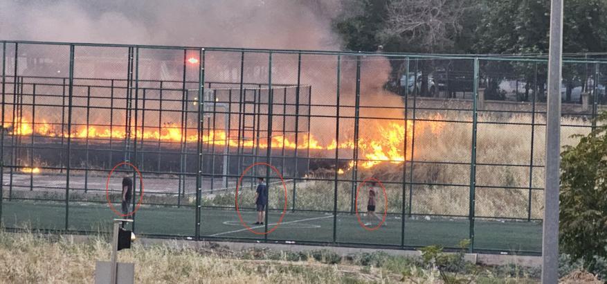 Yangına rağmen futbol oynamaya devam ettiler; o anlar kamerada