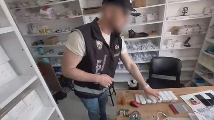 İstanbul ve Antalya'da kaçakçılık operasyonunda 9 ÅŸüpheli gözaltına alındı; binlerce cep telefonu ele geçirildi