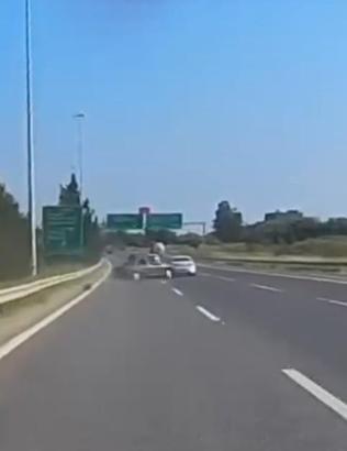 Otoyolda otomobilin bariyerlere çarptığı kaza kamerada