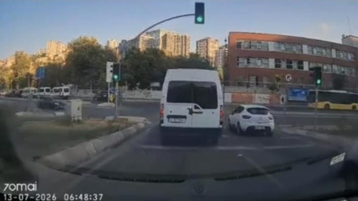 Eyüpsultan'da otomobil trafik ışığına çarparak savruldu; kaza kamerada