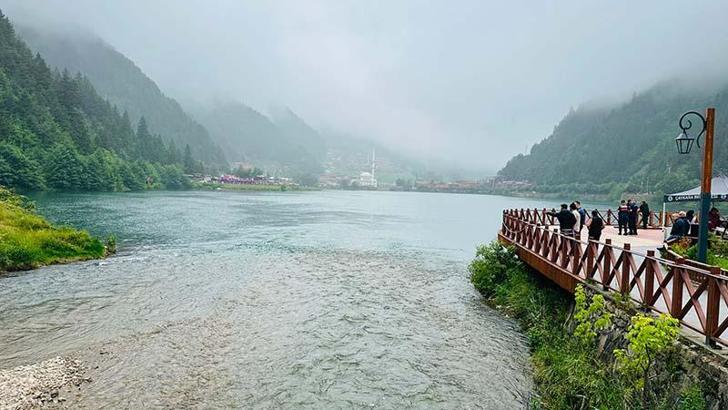 Uzungöl'e düşen turisti kurtarmak isteyen 2 kişi boğulma tehlikesi geçirdi, 1 kişi ise aranıyor
