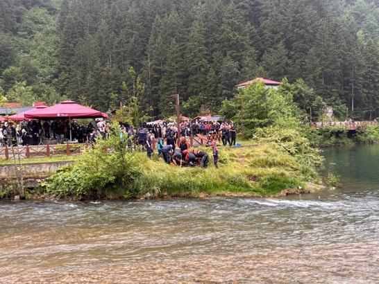 Uzungöl'de göle düşen turisti kurtarmak isteyen 2 kişi boğulma tehlikesi geçirdi; turistin cesedine ulaşıldı(2)