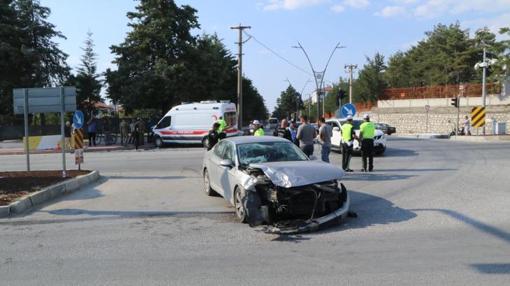 Askeri ambulans ve otomobiller çarpıştı: 2 yaralı