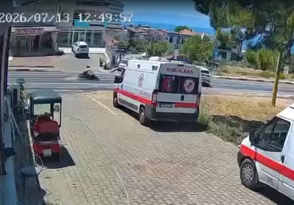 İzmir'de otomobil ile çarpışan motosikletin sürücüsü öldü; kaza kamerada