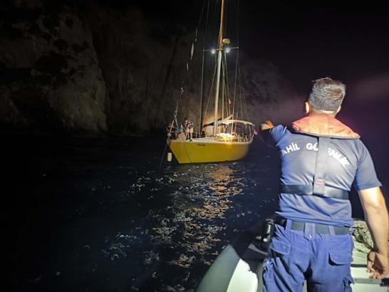 Kuşadası açıklarında sürüklenen teknedeki 2 kişi kurtarıldı