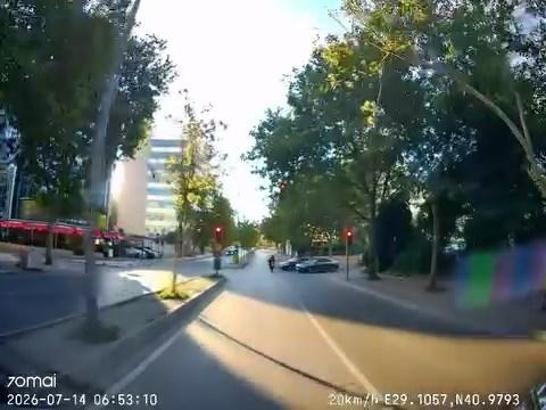 Ataşehir'de kırmızı ışıkta geçen motosiklete otomobilin çarptığı kaza kamerada