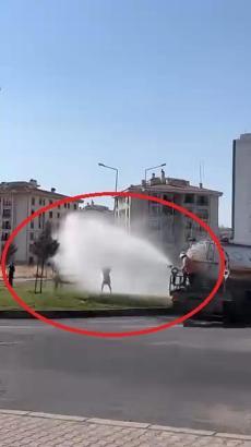 Diyarbakır'da 39 derecede çocuklar, belediye aracından püskürtülen suyla serinledi