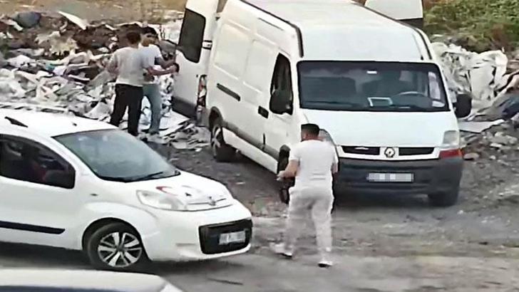 Avcılar'da kaçak moloz döken 2 araç sahibine 100 bin lira ceza