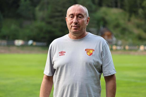 Göztepe Teknik Direktörü Stanimir Stoilov:1 ya da 2 transferi kampa yetiştireceğiz