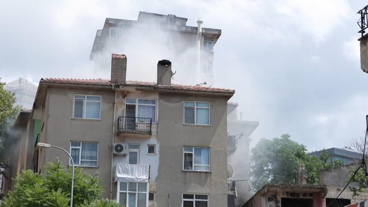 Kadıköy'de 4 katlı binanın apartman boşluğunda çıkan yangın söndürüldü