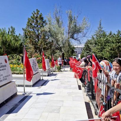 Öğrencilerden şehitlik ziyareti