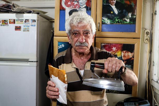 15 metrekarelik dükkanında, 50 yıldır aynı ütüyle 'ütü tostu' yapıyor