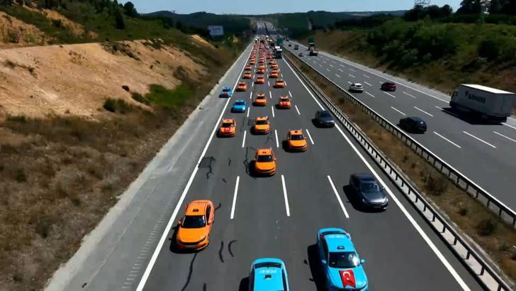 İstanbul'da taksicilerden 253 araçlık 15 Temmuz demokrasi konvoyu
