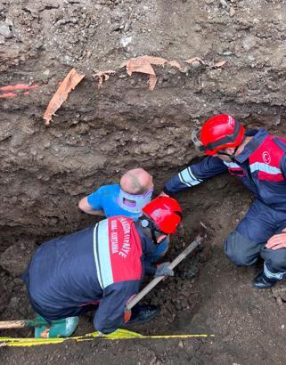 Göçükte, vücudunun bir bölümü toprak altında kalan işçi kurtarıldı