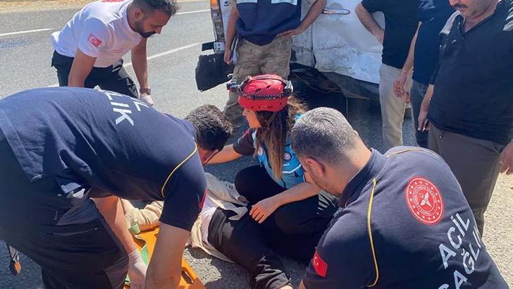 Otomobil yolcu minibüsüne arkadan çarptı: 12 yaralı