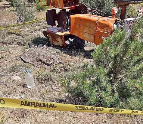 Devrilen traktörün sürücüsü hayatını kaybetti