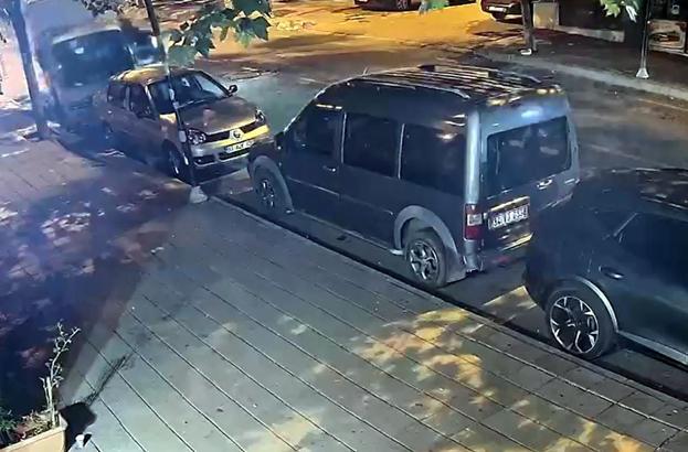 Otomobilin park halindeki kamyonete çarptığı kaza kamerada