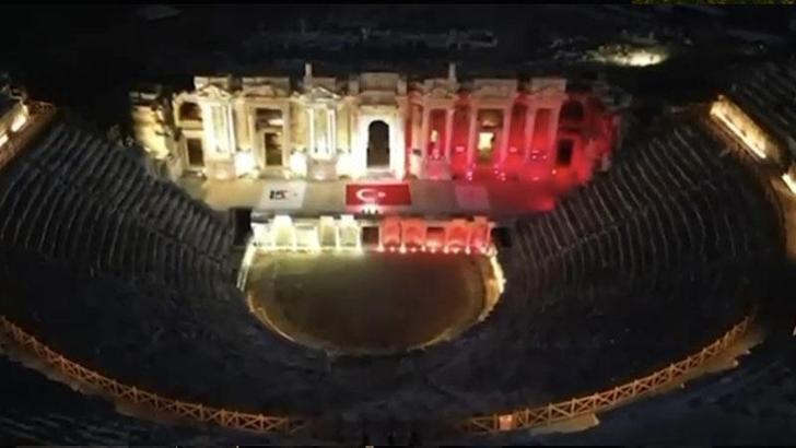 Pamukkale ve Hierapolis, 15 Temmuz'un 10'uncu yılında kırmızı-beyaz renklerle aydınlatıldı